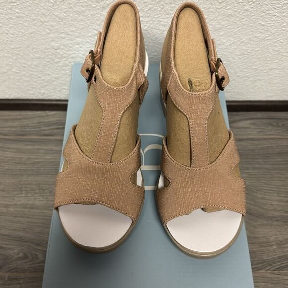 Bzees Everly Block Heel Sandal - Picture 6 of 9